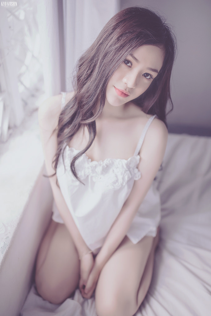 扒开女人内裤边吃奶边摸下面