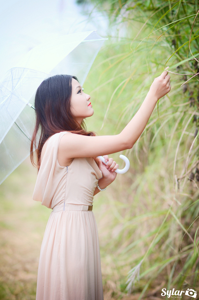 宾利女销售蹲地